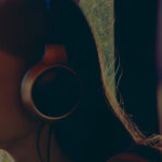 30 canciones que no pueden faltar en tu playlist para carretera
