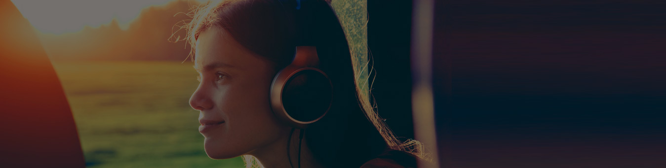 30 canciones que no pueden faltar en tu playlist para carretera